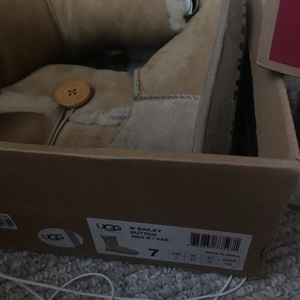 Uggs Boots. Bailey Button. 7 US. - Picture 7 of 7